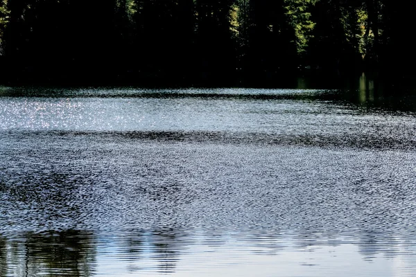 Superficie dell'acqua sotto il sole — Foto Stock