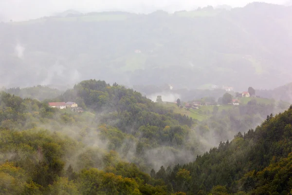 Nebbia sul paesaggio montano — Foto Stock