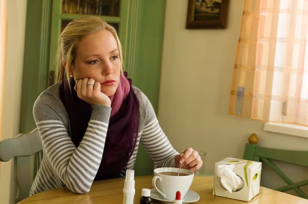 Frau ist erkältet. Grippezeit — Stockfoto