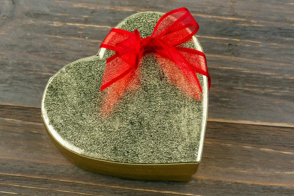 Коробка в форме сердца в подарок — стоковое фото