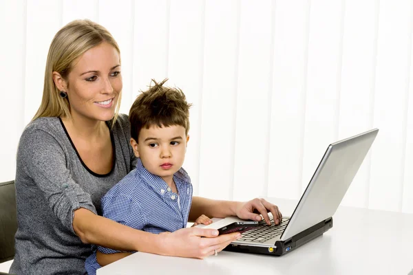 Mãe e filho no computador — Fotografia de Stock