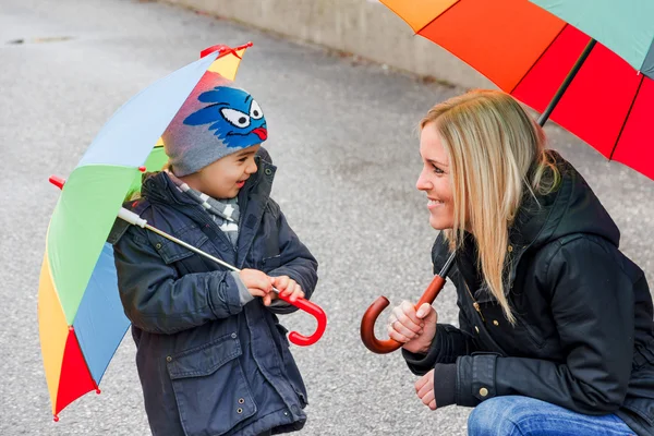 Mother and child with umbrella — Stock Photo, Image