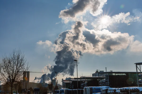 Cheminée industrielle avec gaz d'échappement — Photo