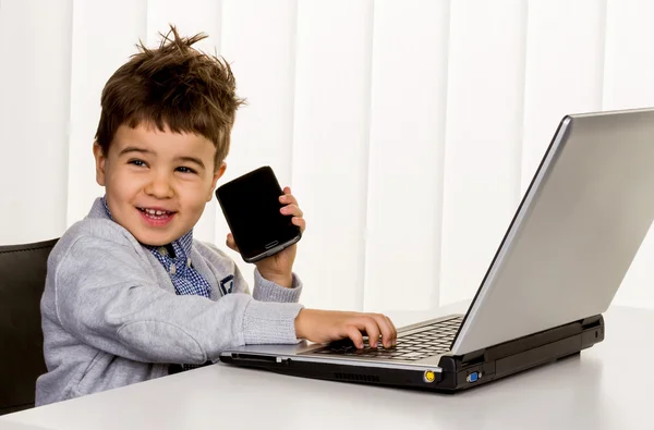 Kleine jongen op een laptop — Stockfoto