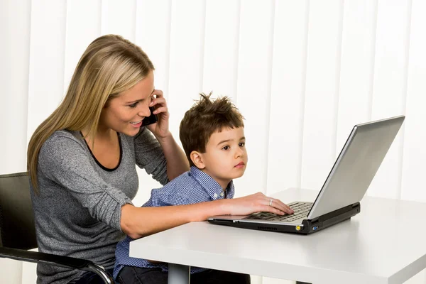 Мать и сын на компьютере — стоковое фото