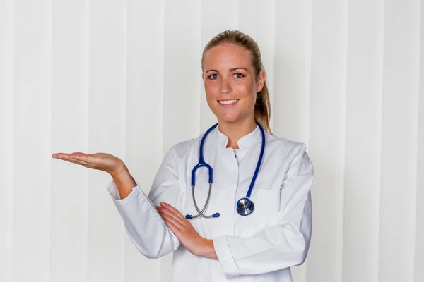 Приветливая женщина-врач — стоковое фото