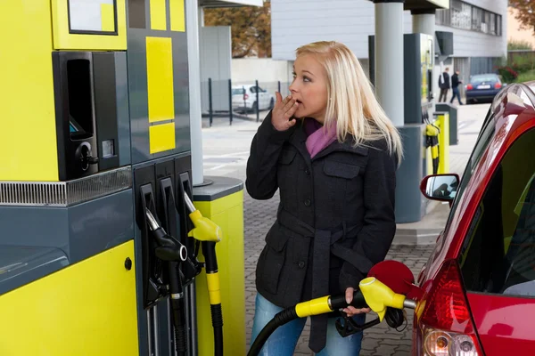 Vrouw bij het benzinestation te tanken — Stockfoto