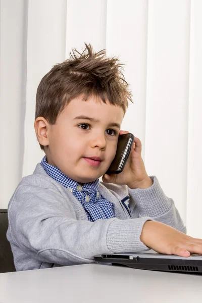 Kleine jongen op een laptop — Stockfoto