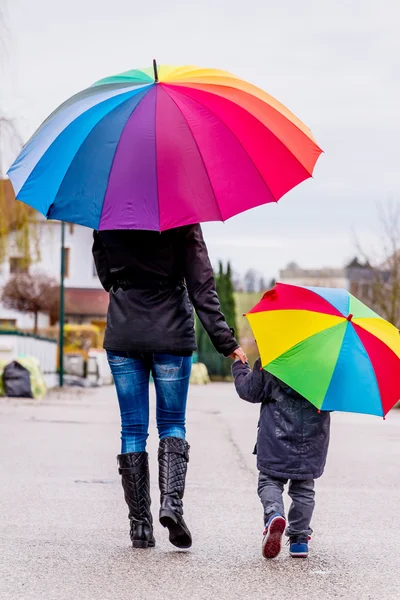 Mor och barn med paraply — Stockfoto