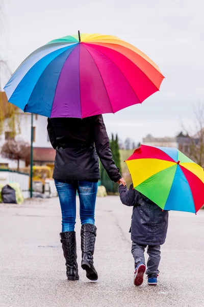 Mother and child with umbrella — Stock Photo, Image