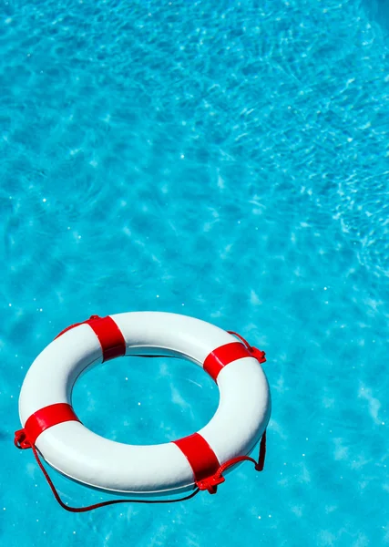 Boia salva-vidas em uma piscina — Fotografia de Stock