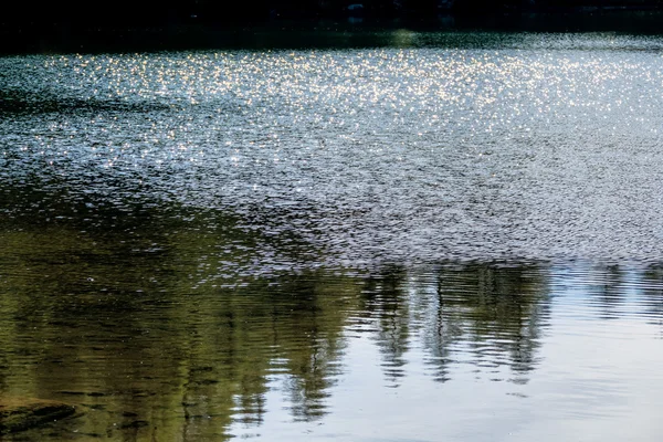 太陽の光で水面 — ストック写真