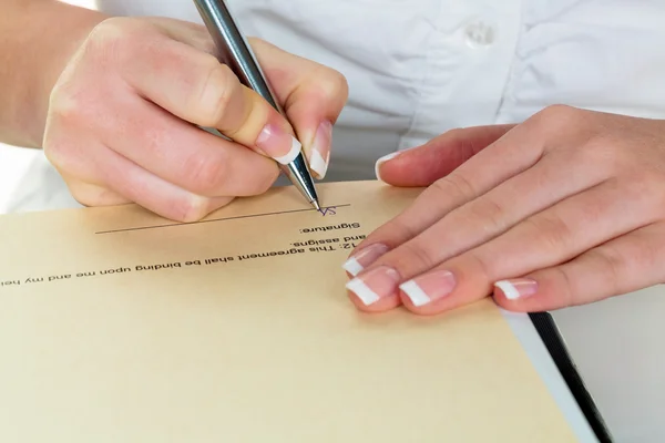 Mão com caneta-tinteiro assinatura contrato — Fotografia de Stock