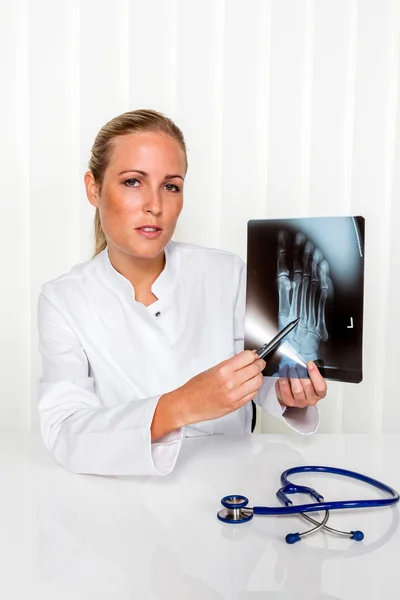 Amigável médico feminino — Fotografia de Stock