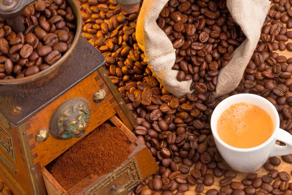 Coffee. coffee beans and coffee grinder — Stock Photo, Image