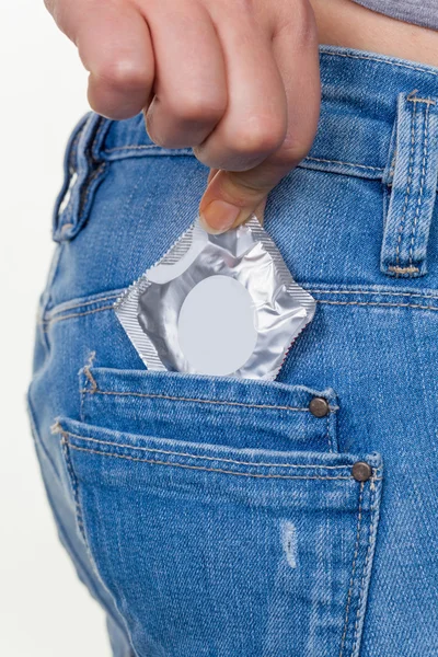 Ruka s kondomem zabránit — Stock fotografie