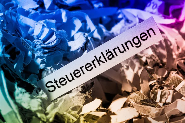 Geschredderte Steuererklärungen aus Papier — Stockfoto