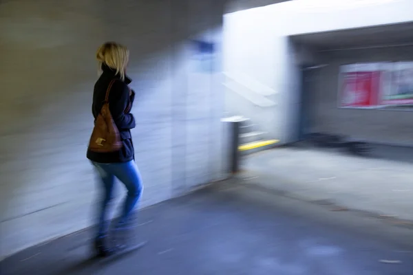 在隧道的女人是害怕 — 图库照片