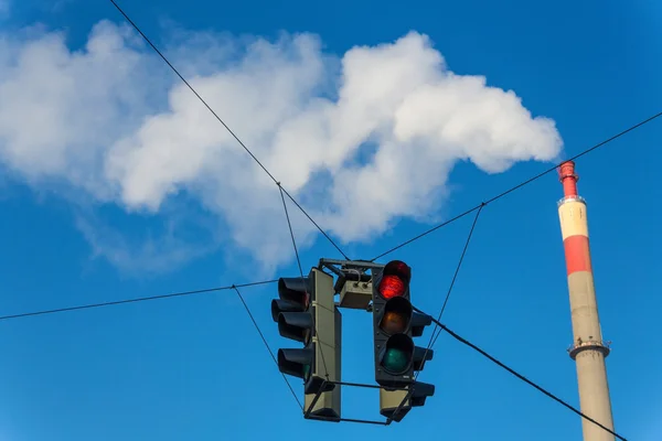 Endüstriyel baca ve kırmızı trafik ışığı — Stok fotoğraf