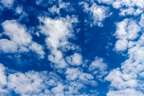 Chmury na błękitnym niebie — Zdjęcie stockowe