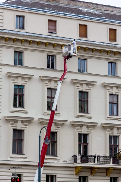 Workers on a hoist — Stock Photo, Image