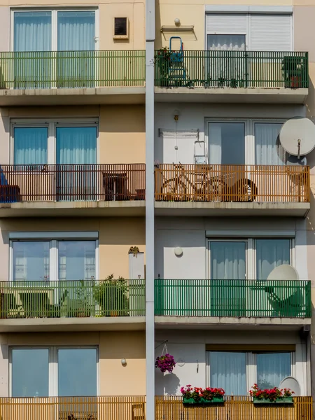 Balkonger i en boligbygning – stockfoto