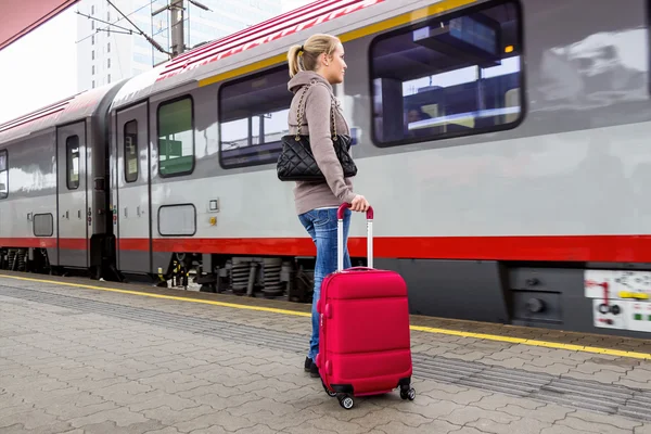 Жінка чекає на поїзд на залізничній станції — стокове фото