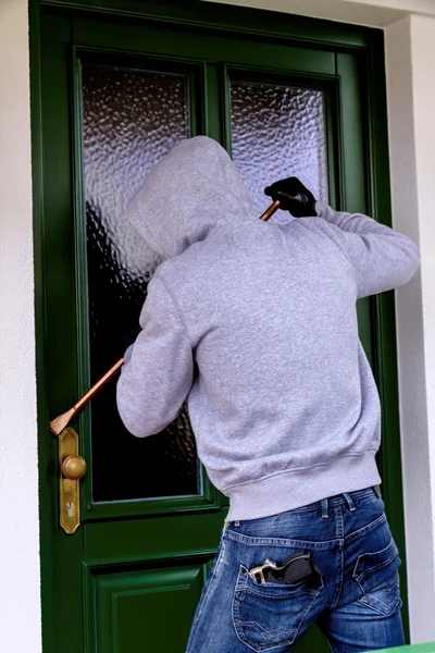 Burglar at a house door — Stock Photo, Image