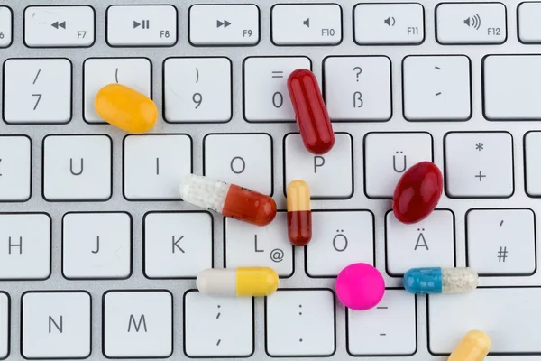 Tabletki na klawiaturze — Zdjęcie stockowe