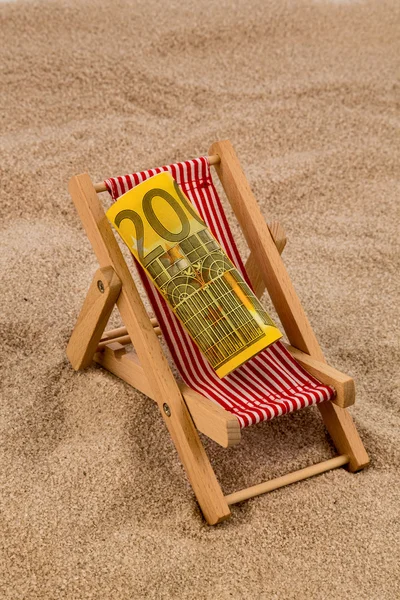 Παραλία καρέκλα με νομοσχέδιο ευρώ — Φωτογραφία Αρχείου