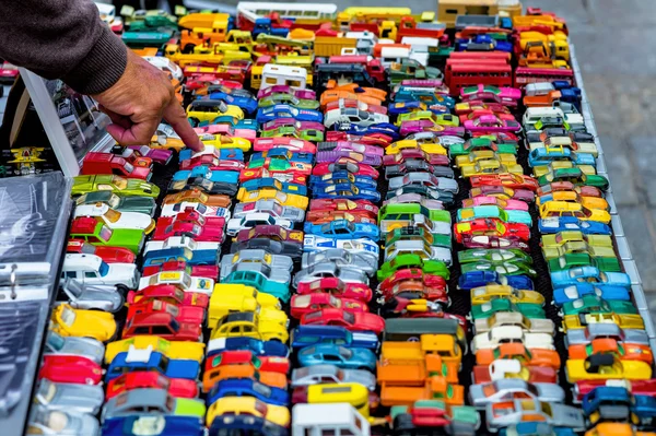 Много красочных игрушечных автомобилей — стоковое фото