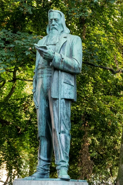 Statue of a man reading — Stock Photo, Image