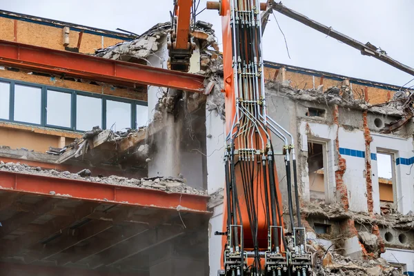 Demolición de un edificio de oficinas — Foto de Stock