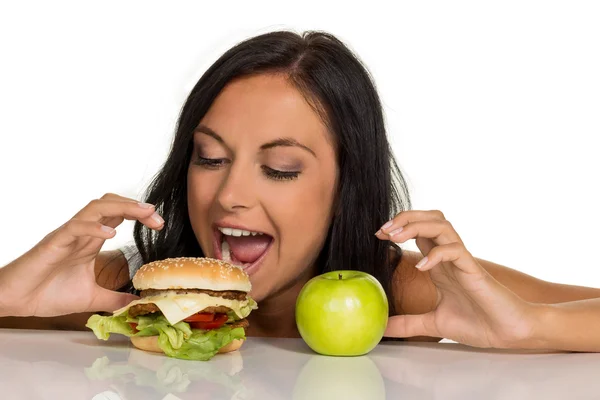 Elegir entre hamburguesa y manzana —  Fotos de Stock