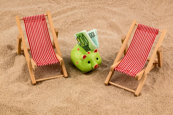 Silla de playa con billete de euro —  Fotos de Stock