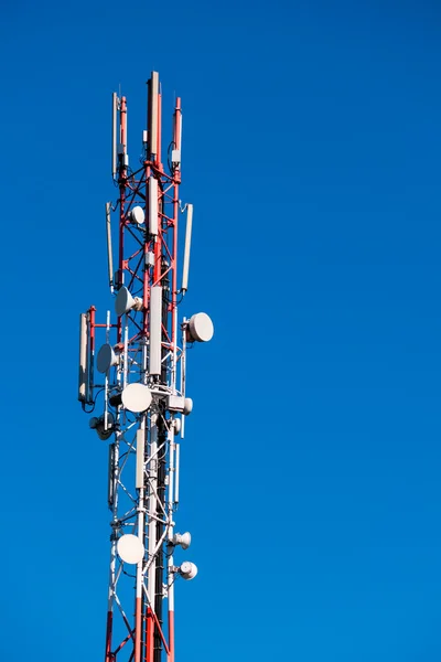 Torre celular e céu azul — Fotografia de Stock