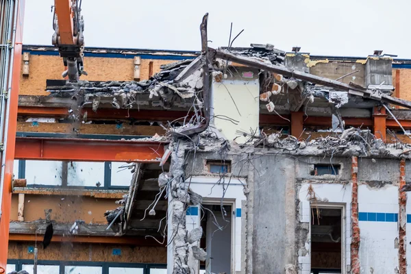 Demolizione di un edificio per uffici — Foto Stock