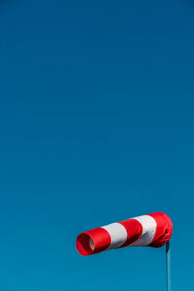 Meia de vento contra um céu azul — Fotografia de Stock