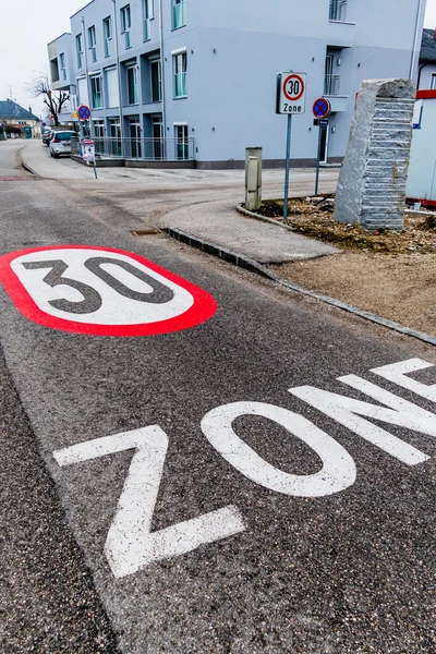 Zona 30 km / h in città — Foto Stock