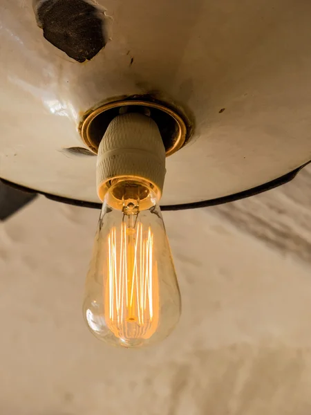Lampe à économie d'énergie, photo symbole — Photo