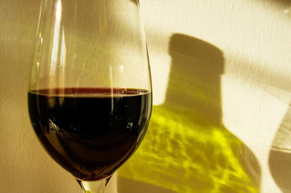 Wijnglas en wijnfles — Stockfoto