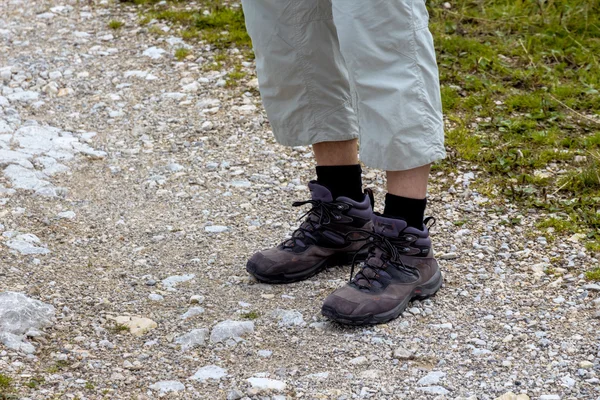 Hombre en botas de senderismo —  Fotos de Stock