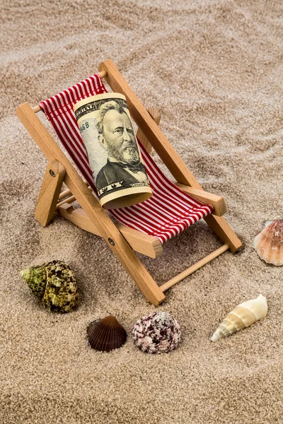 Chaise de plage avec tirelire et dollars — Photo