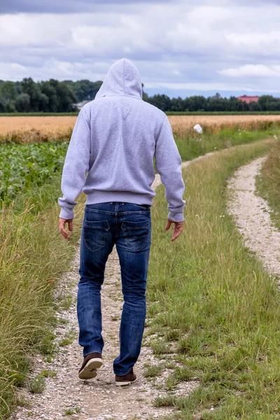 Hombre caminando en el camino —  Fotos de Stock