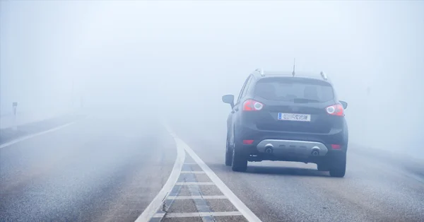 Samochód we mgle — Zdjęcie stockowe