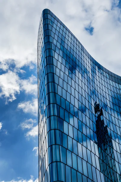 Fachada de un edificio de oficinas — Foto de Stock