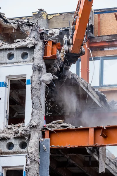 Demolición de un edificio de oficinas — Foto de Stock