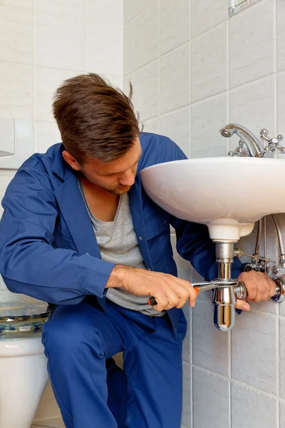 Fontanero en el trabajo — Foto de Stock