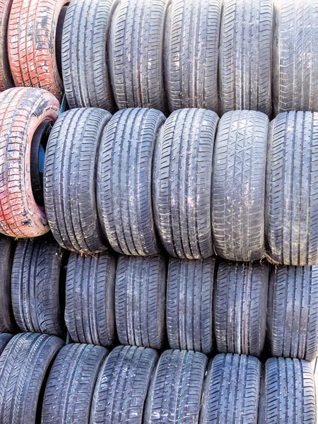 Stapel versleten autobanden — Stockfoto