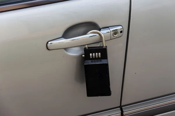 Auto deur met hangslot — Stockfoto